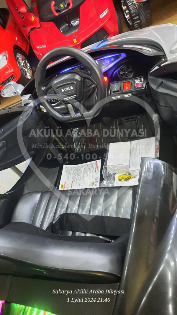 Akar Toys Style Kumandalı 4X2 12 Volt Gri Akülü Araba (96-629)