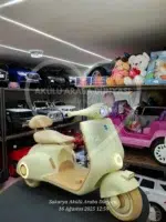 12 Volt Vespa Akülü Scooter – Çift Motor, LED Işıklı, EVA Tekerlekli Krem - Görsel 3