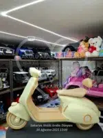12 Volt Vespa Akülü Scooter – Çift Motor, LED Işıklı, EVA Tekerlekli Krem