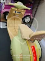12V Çift Motorlu Vespa Modeli Akülü Scooter – LED Işıklı, EVA Teker, Uzaktan Kumandalı - Görsel 17
