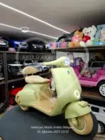 12V Çift Motorlu Vespa Modeli Akülü Scooter – LED Işıklı, EVA Teker, Uzaktan Kumandalı - Görsel 4