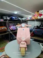 12V Toz Pembe Vespa Akülü Scooter – Çift Motor, LED Işıklı, EVA Tekerlekli - Görsel 2