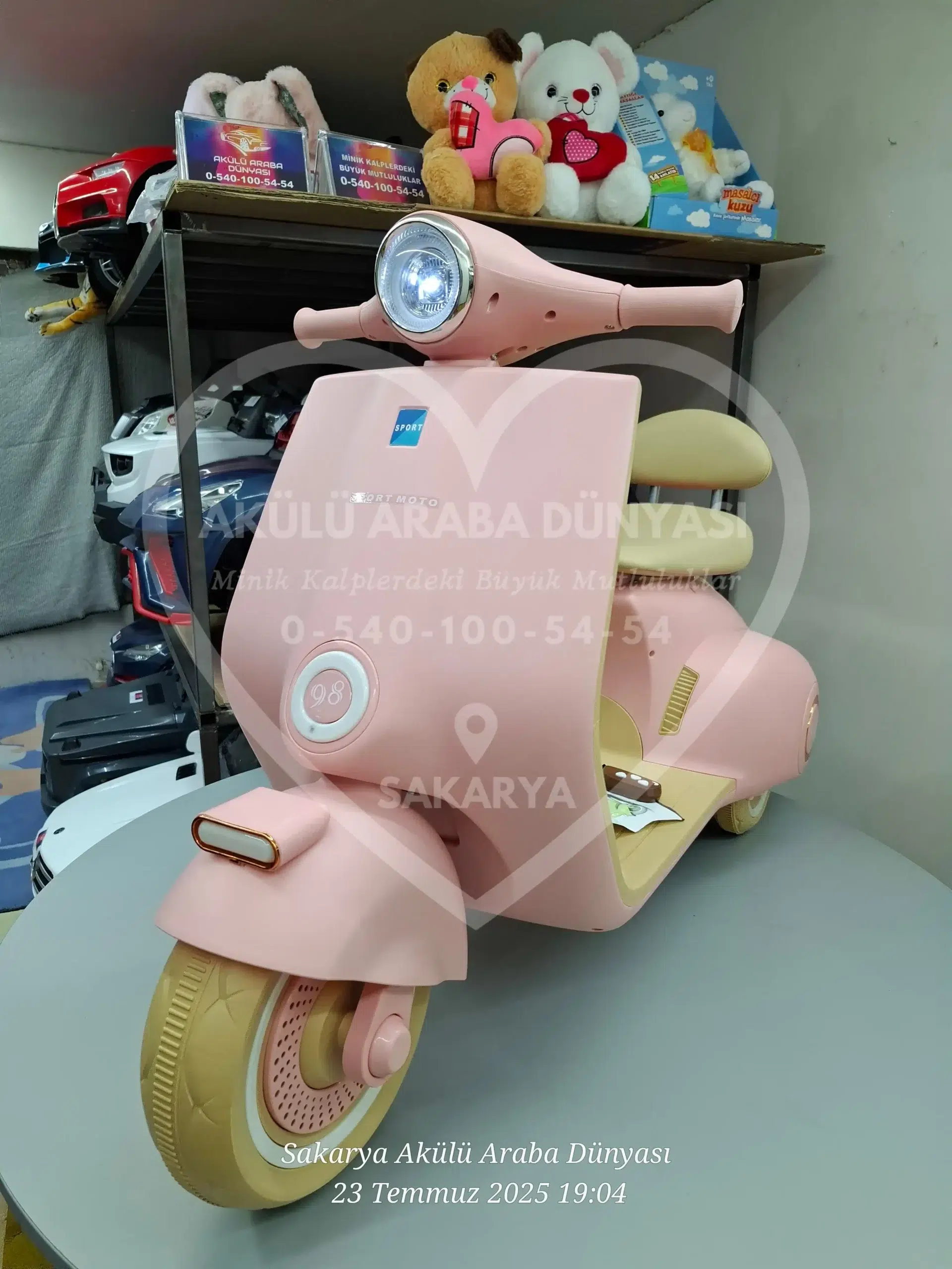 12V Çift Motorlu Vespa Modeli Akülü Scooter Toz Pembe (11) 12V Toz Pembe Vespa Akülü Scooter – Çift Motor, LED Işıklı, EVA Tekerlekli - Görsel 1