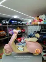 12V Toz Pembe Vespa Akülü Scooter – Çift Motor, LED Işıklı, EVA Tekerlekli - Görsel 4