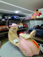 12V Toz Pembe Vespa Akülü Scooter – Çift Motor, LED Işıklı, EVA Tekerlekli - Görsel 5