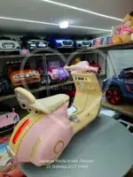 12V Toz Pembe Vespa Akülü Scooter – Çift Motor, LED Işıklı, EVA Tekerlekli - Görsel 7