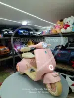 12V Toz Pembe Vespa Akülü Scooter – Çift Motor, LED Işıklı, EVA Tekerlekli - Görsel 9