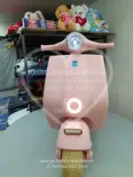 12V Toz Pembe Vespa Akülü Scooter – Çift Motor, LED Işıklı, EVA Tekerlekli - Görsel 10
